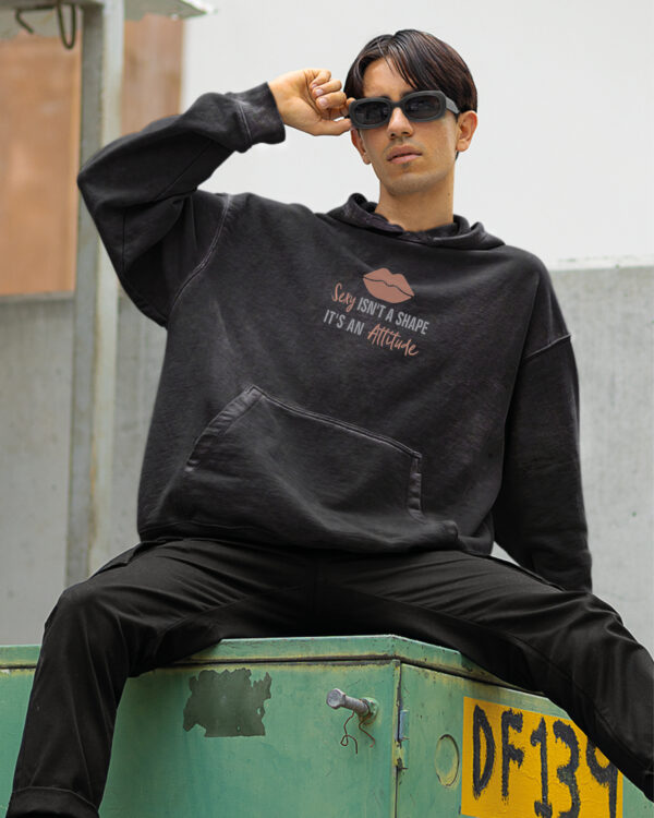 EMB 031 Hoodie Old Look6 Bluza oversize z kapturem <br>Sexy Attitude <br>Haft, Efekt sprania